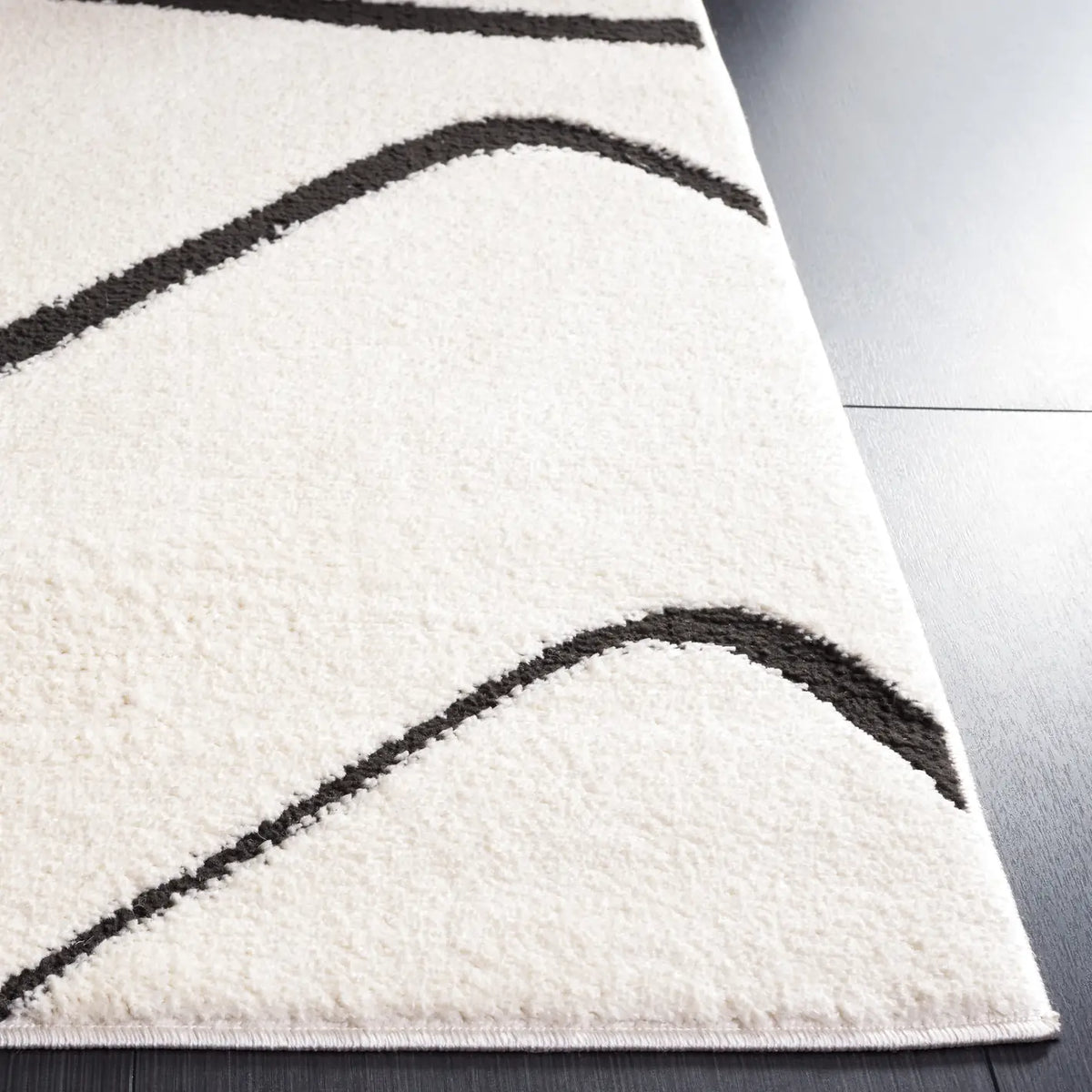 Safavieh Melody 4'-0" x 6'-0" Rug in Ivory / Black
