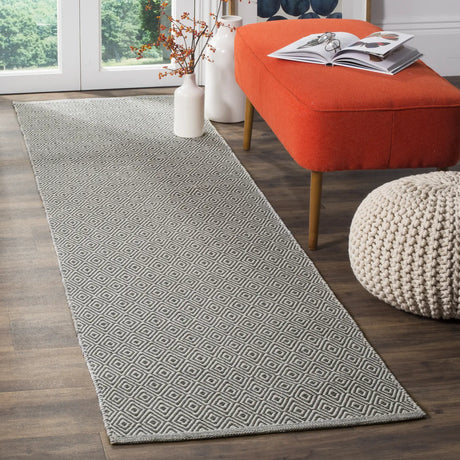 Safavieh Montauk 2'-3" x 6'-0" Rug in Ivory / Grey