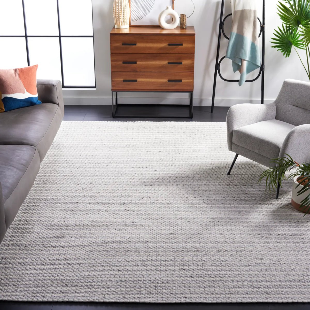 Safavieh Marbella 6'-0" x 9'-0" Rug in Light Grey / Ivory