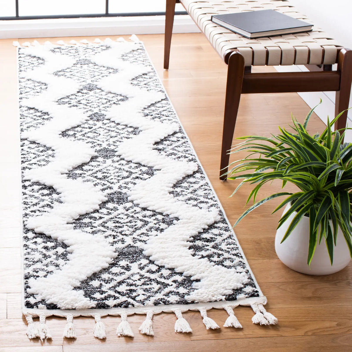 Safavieh Moroccan Tassel Shag 2'-3" x 6'-0" Rug in Dark Grey / Ivory