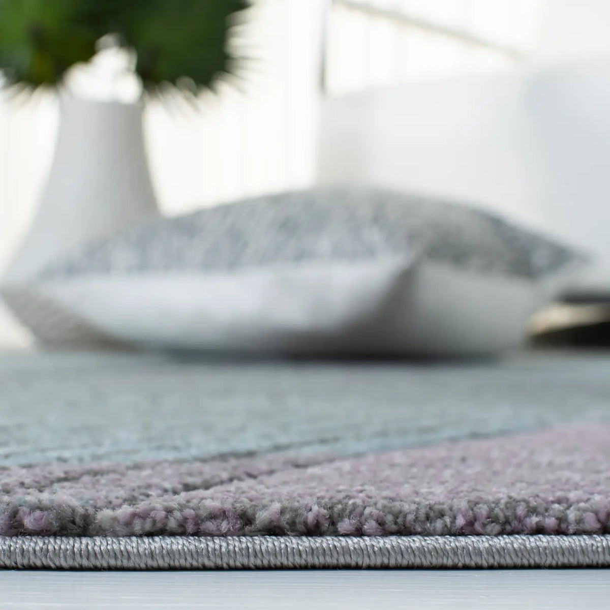 Safavieh Hollywood 4'-0" x 6'-0" Rug in Grey / Light Blue