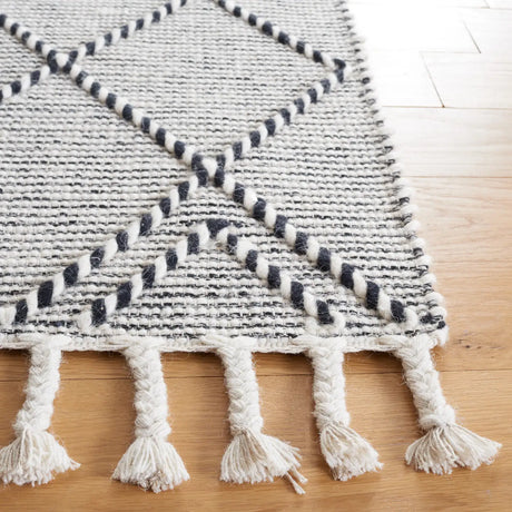 Safavieh Vermont 4'-0" x 6'-0" Rug in Ivory / Black