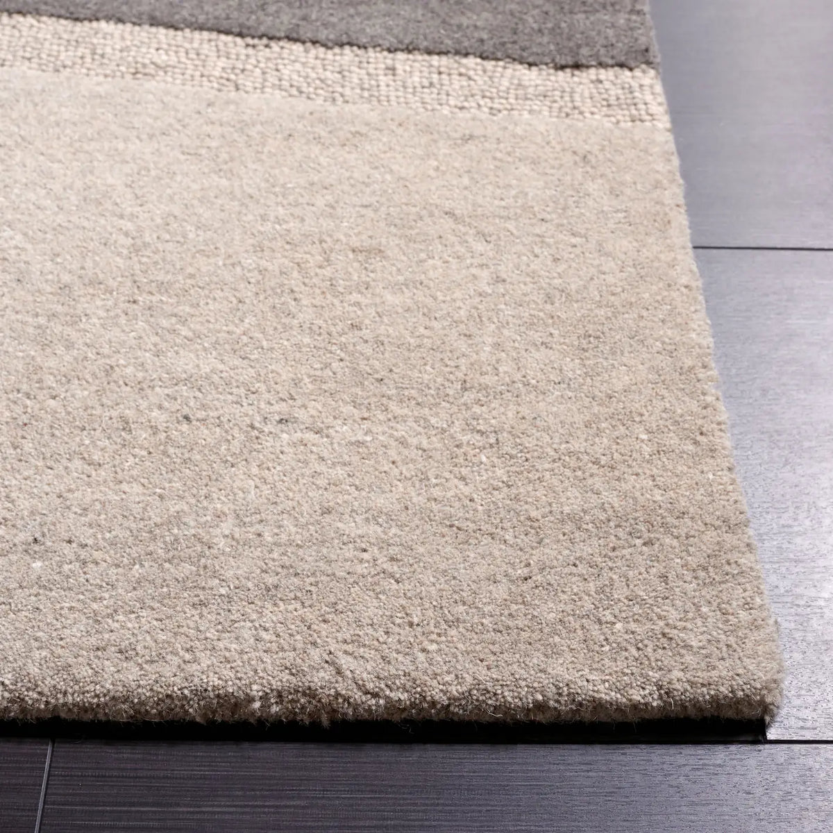 Safavieh Fifth Avenue 4'-0" x 6'-0" Rug in Grey / Charcoal