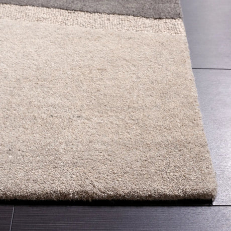 Safavieh Fifth Avenue 4'-0" x 6'-0" Rug in Grey / Charcoal