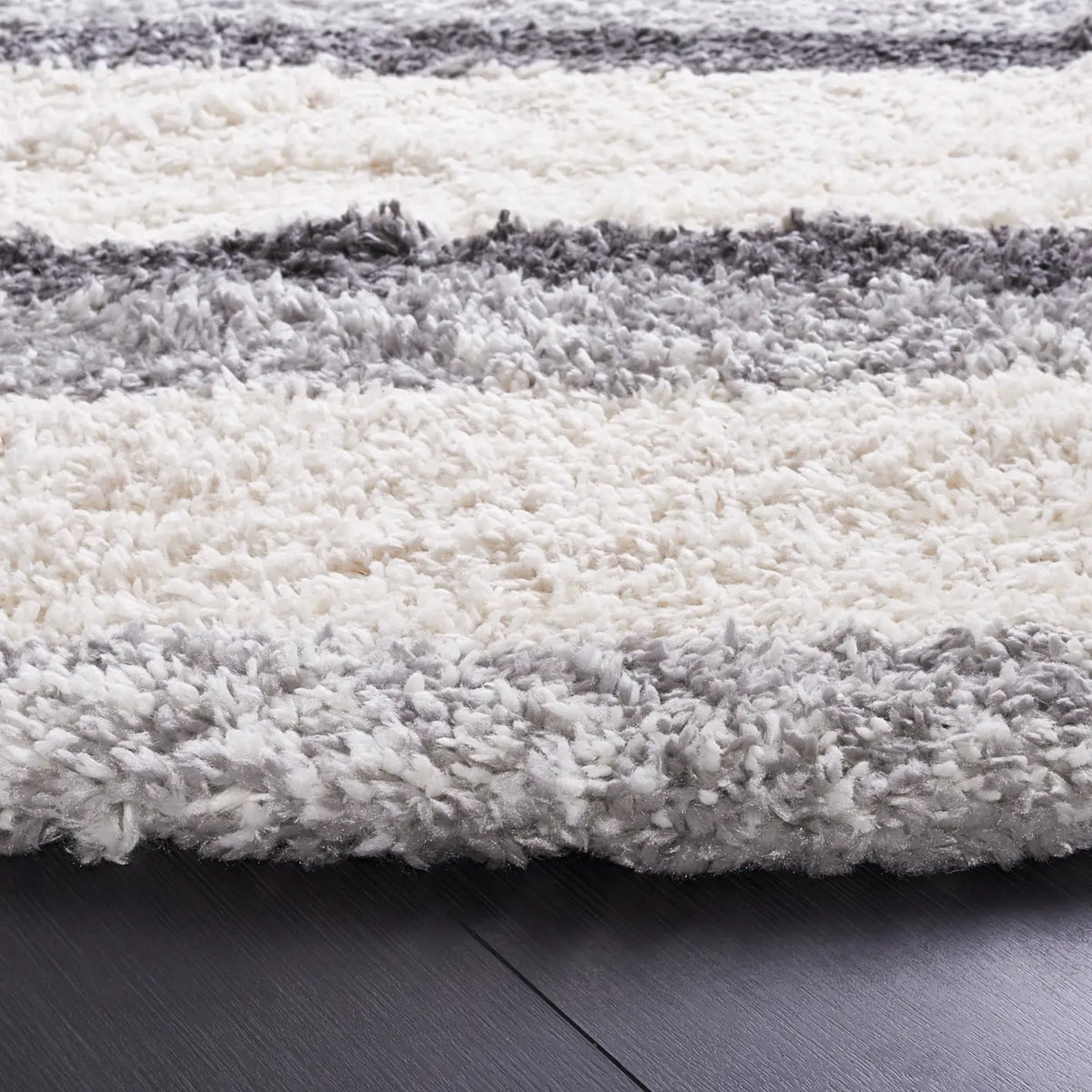 Safavieh Fontana Shag  800 6'-7" x 6'-7" Rug in Ivory / Grey