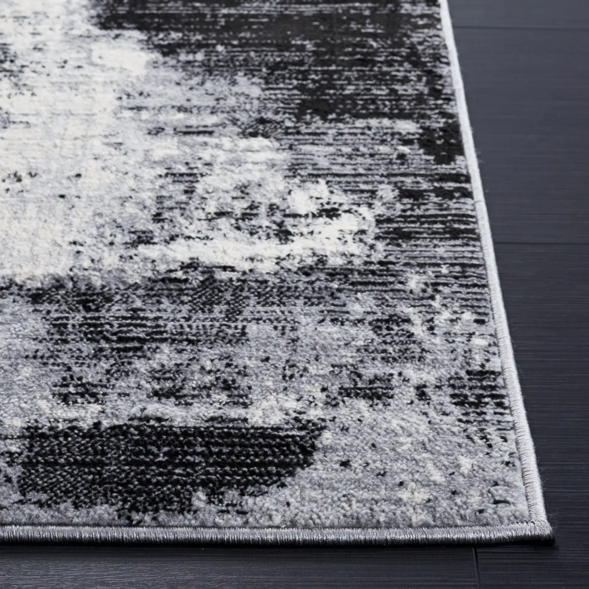 Safavieh Jasper 100 4'-0" x 6'-0" Rug in Black / Ivory