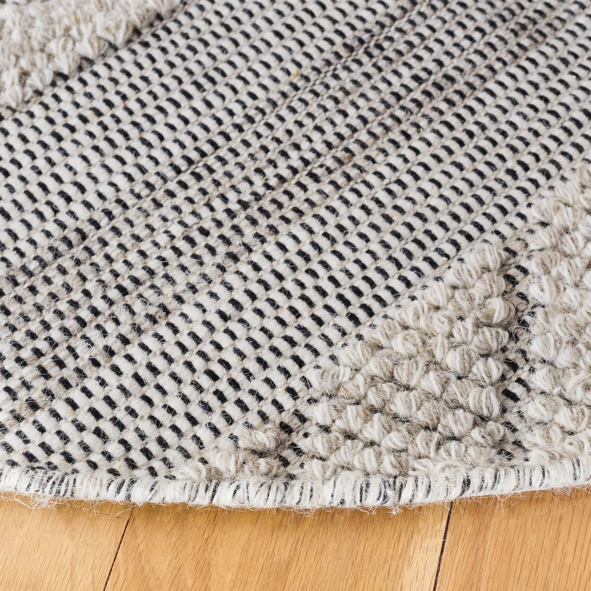 Safavieh Vermont 6'-0" x 6'-0" Rug in Beige / Ivory