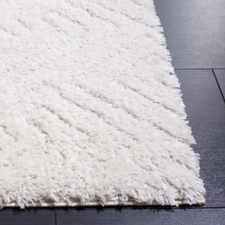 Safavieh Tahoe Shag 4'-0" x 6'-0" Rug in Ivory