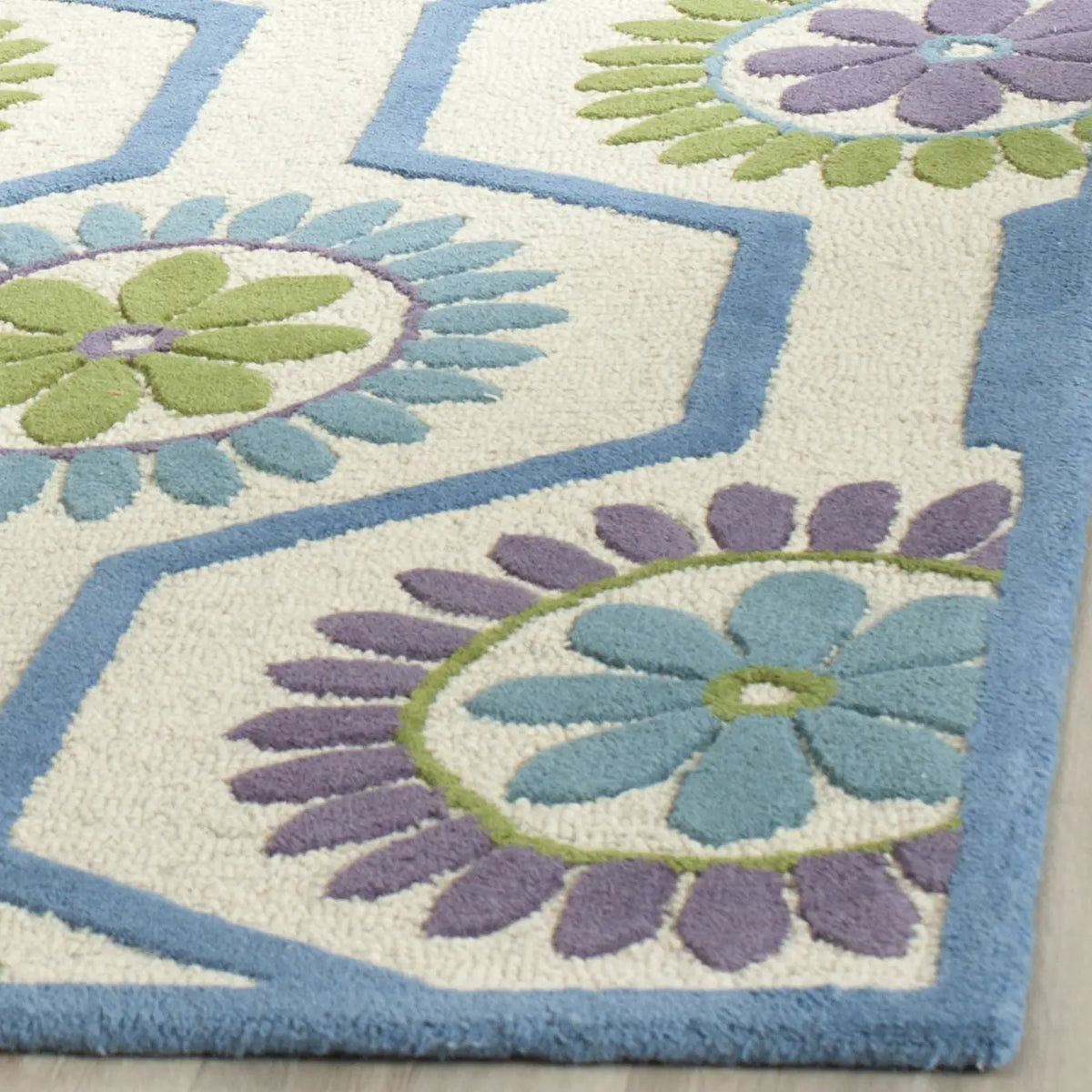 Safavieh Cambridge 4'-0" x 6'-0" Rug in Ivory / Blue