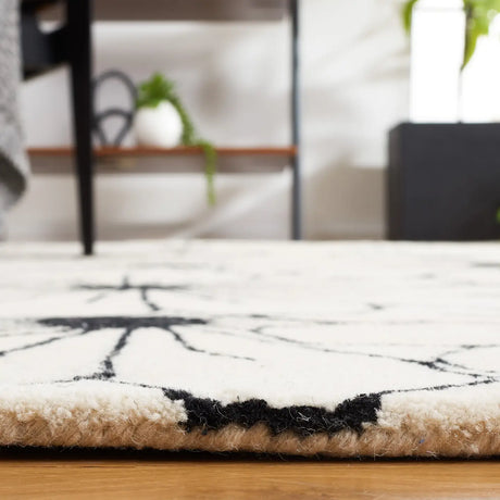 Safavieh Soho 5'-0" x 8'-0" Rug in Ivory / Black