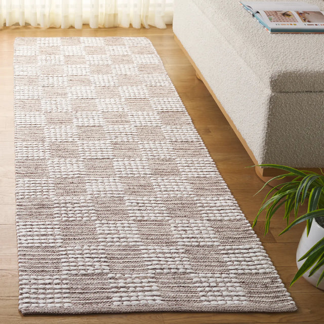 Safavieh Montauk 2'-3" x 8'-0" Rug in Brown / Ivory