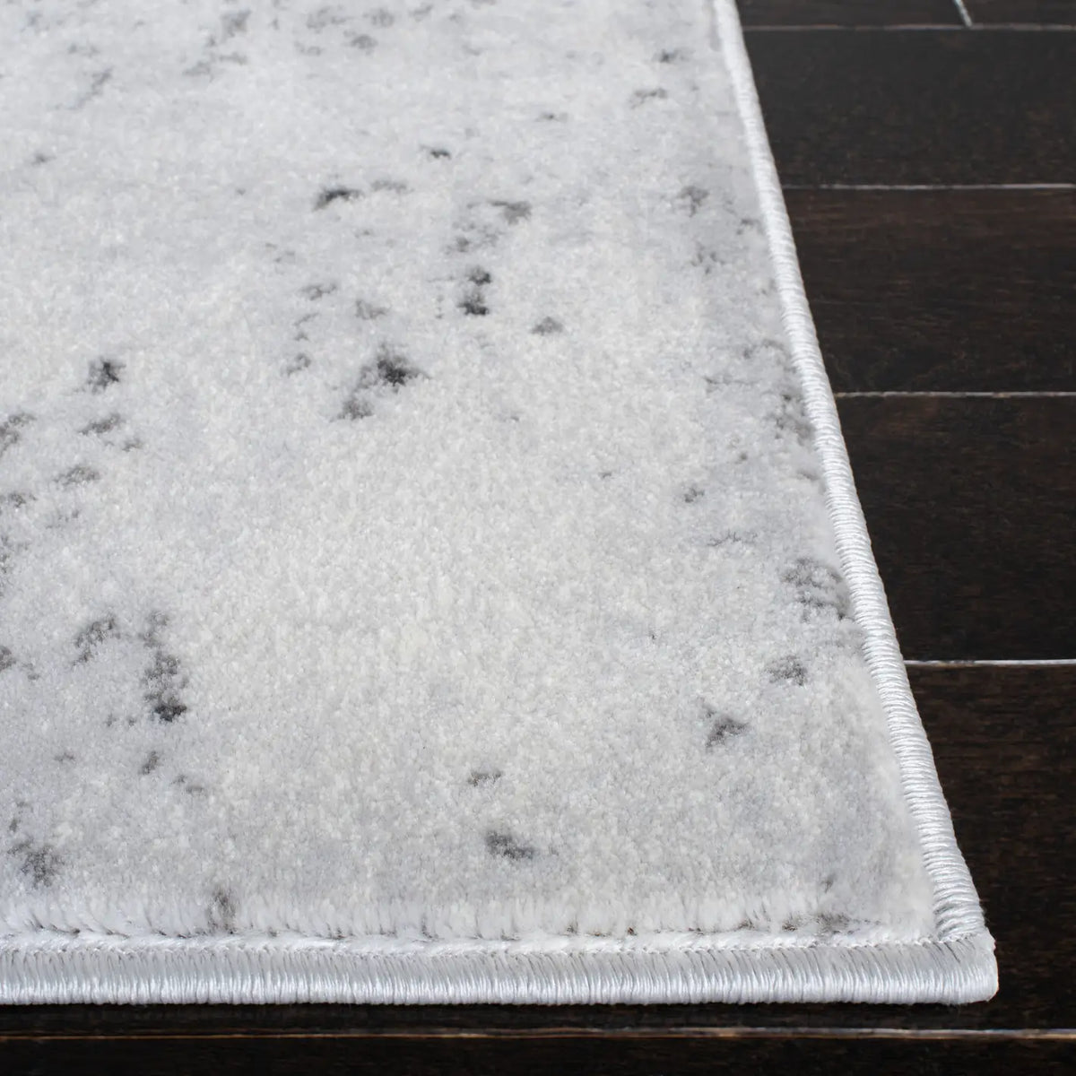 Safavieh Carnegie 4'-0" x 6'-0" Rug in Ivory / Grey