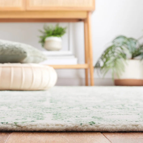 Safavieh Jardin 4'-0" x 6'-0" Rug in Ivory / Green