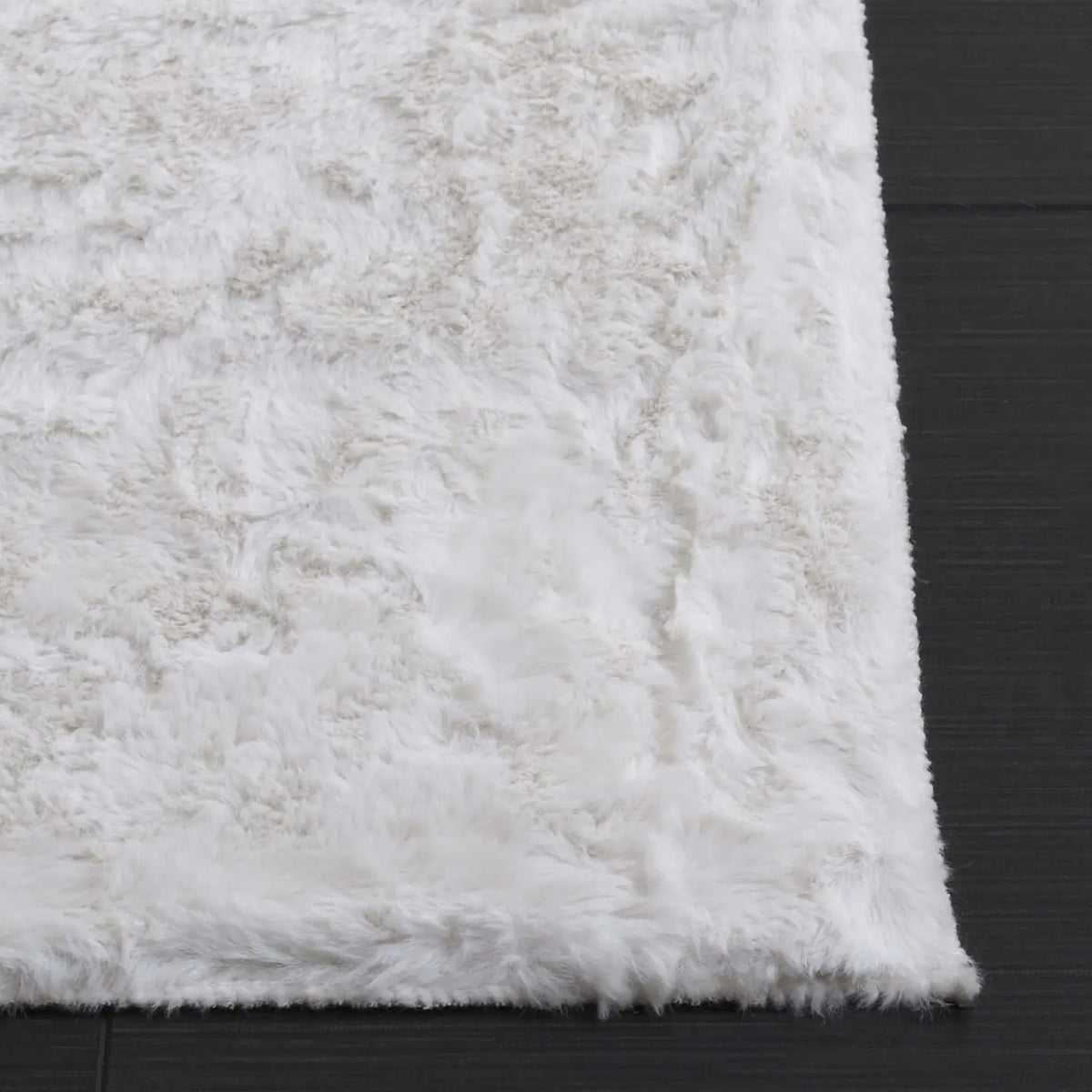 Safavieh Faux Fur Rug 3'-0" x 5'-0" Rug in Ivory