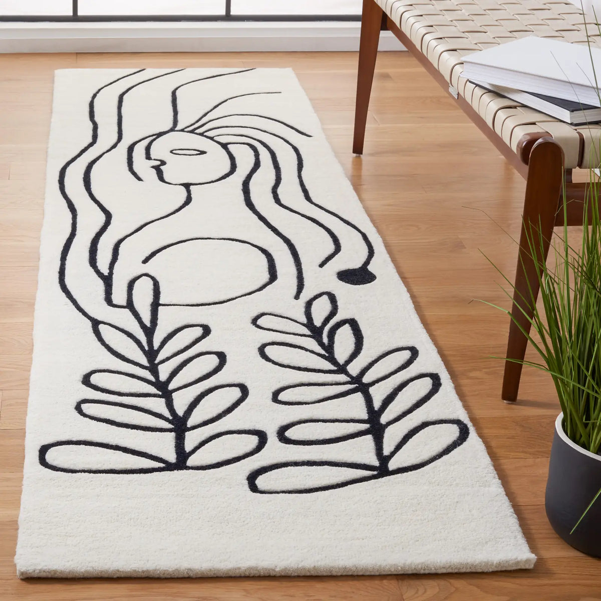 Safavieh Fifth Avenue 2'-3" x 8'-0" Rug in Ivory / Black