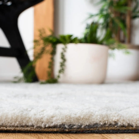 Safavieh Sahara 4'-0" x 6'-0" Rug in Ivory / Grey