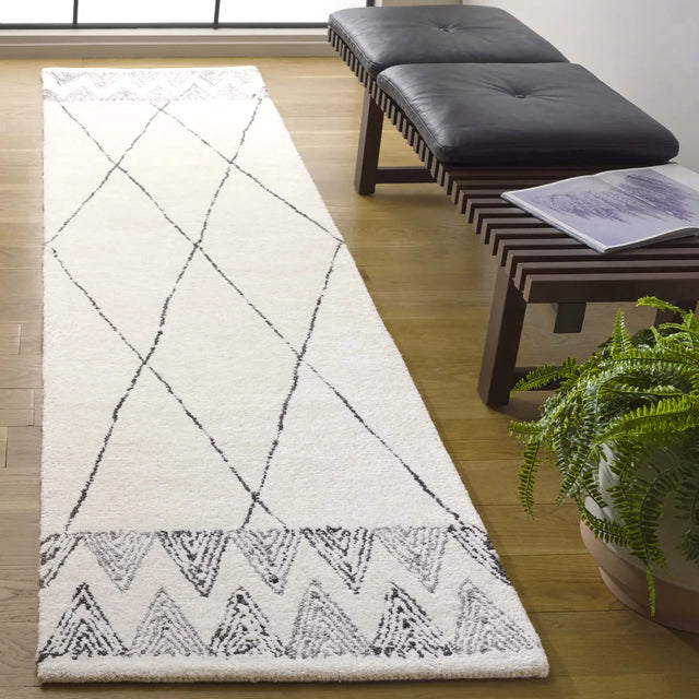 Safavieh Kenya 2'-3" x 9'-0" Rug in Ivory / Black