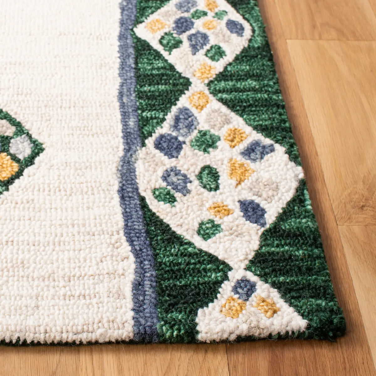 Safavieh Aspen 4'-0" x 6'-0" Rug in Green / Ivory