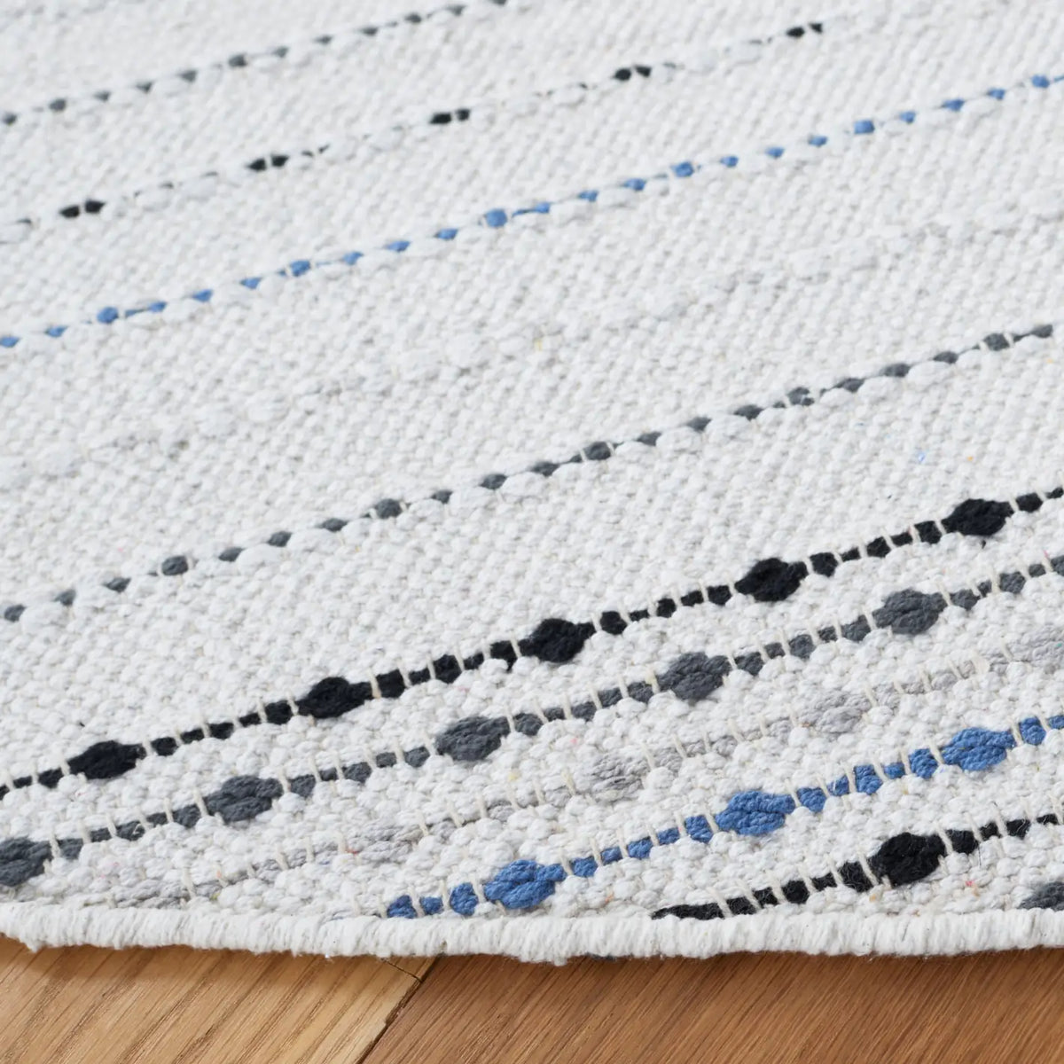 Safavieh Montauk 6'-0" x 6'-0" Rug in Ivory / Grey