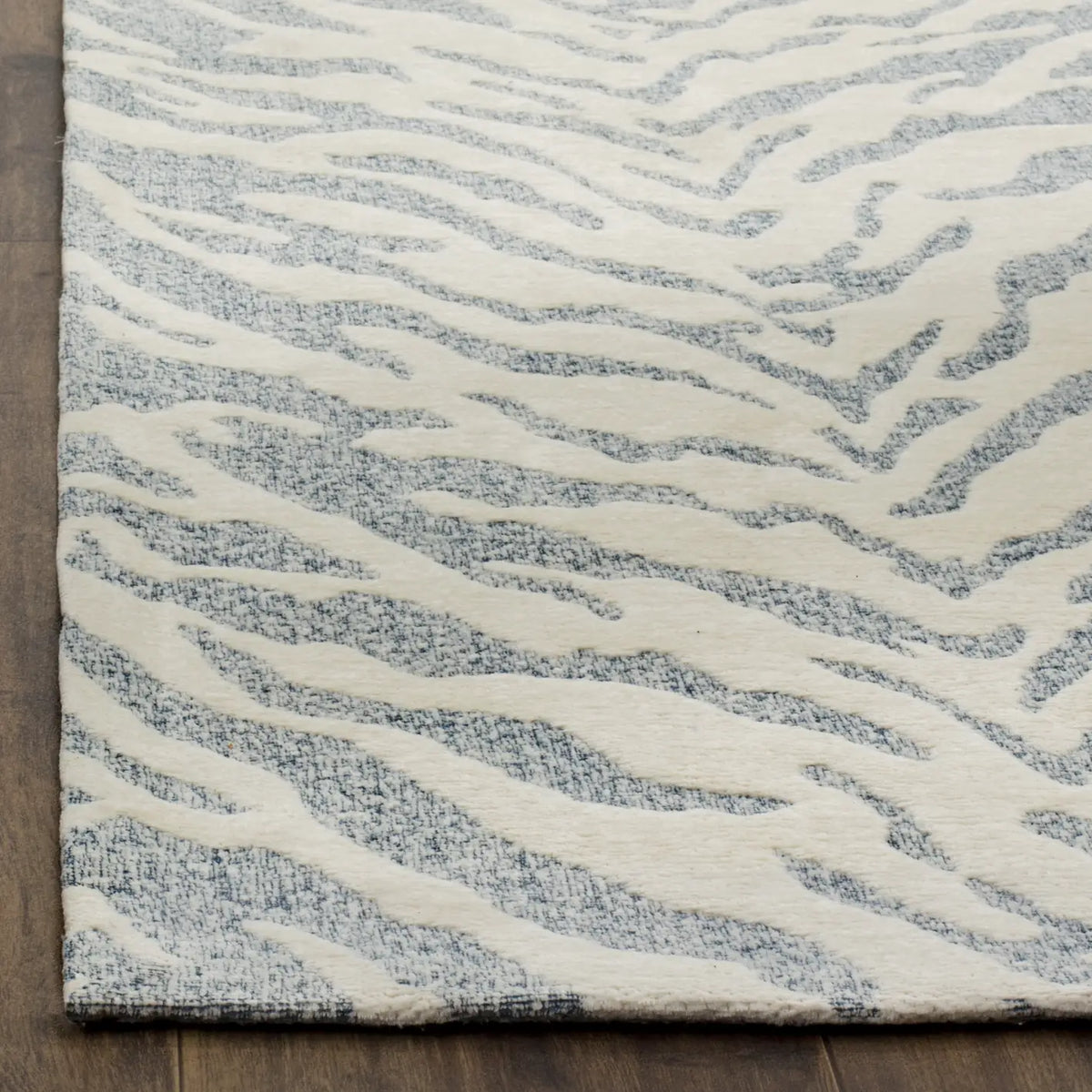 Safavieh Marbella 5'-0" x 8'-0" Rug in Blue / Ivory