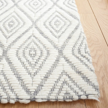 Safavieh Marbella 4'-0" x 6'-0" Rug in Grey / Ivory