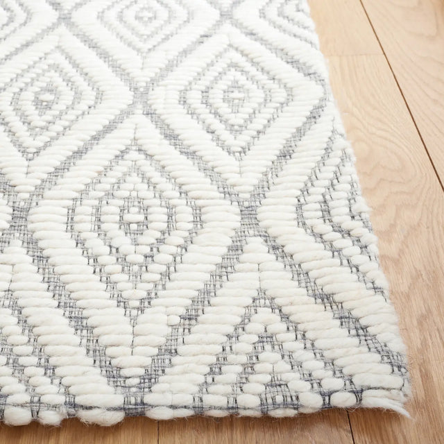 Safavieh Marbella 4'-0" x 6'-0" Rug in Grey / Ivory