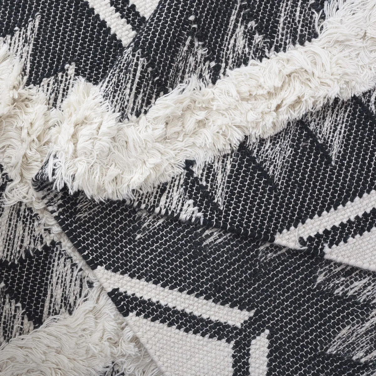 Safavieh Kenya 6'-0" x 9'-0" Rug in Black / Ivory