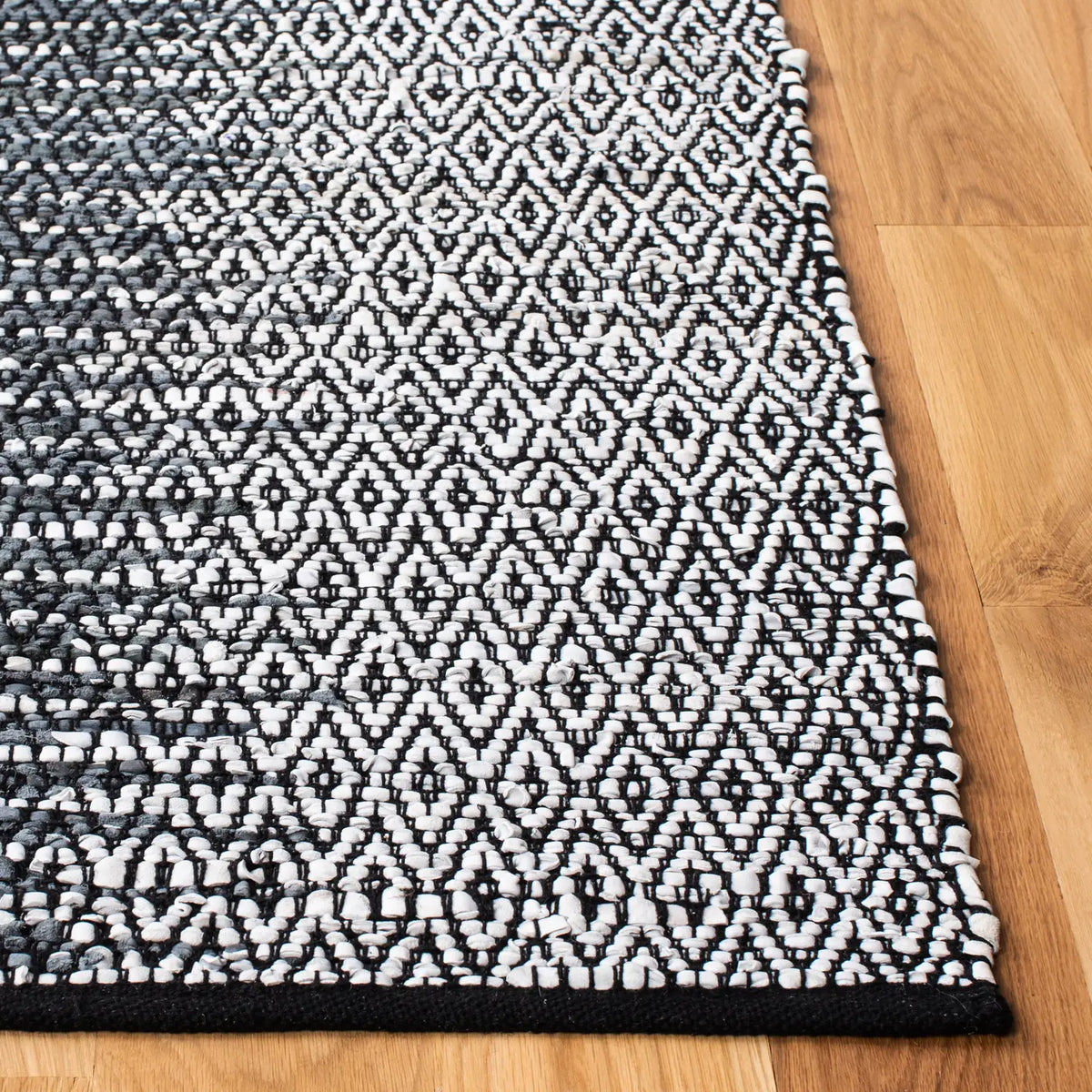 Safavieh Vintage Leather 4'-0" x 6'-0" Rug in Light Grey / Charcoal