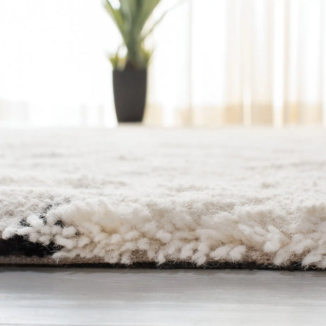 Safavieh Casablanca 4'-0" x 6'-0" Rug in Ivory / Black