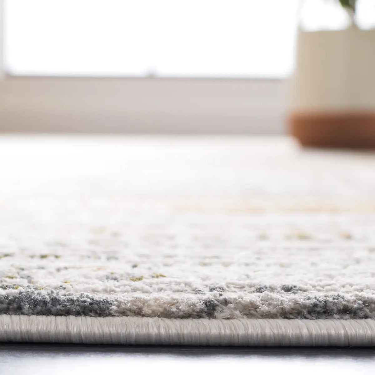 Safavieh Princeton 4'-0" x 6'-0" Rug in Light Beige / Green