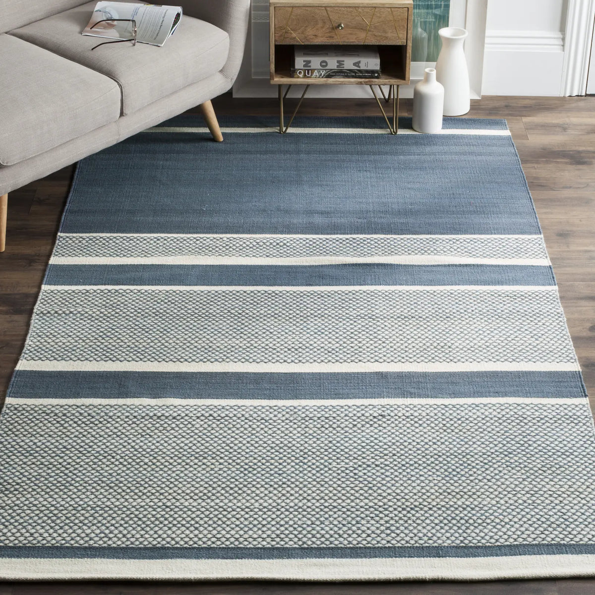 Safavieh Kilim 5'-0" x 8'-0" Rug in Blue / Ivory
