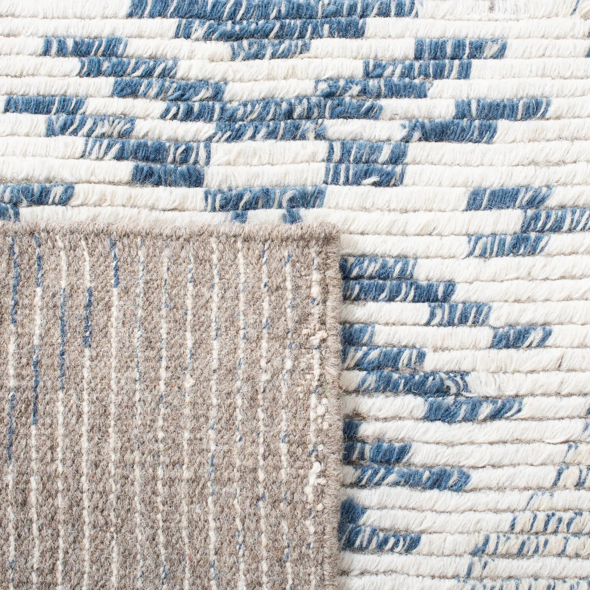 Safavieh Kenya 6'-0" x 9'-0" Rug in Blue / Ivory