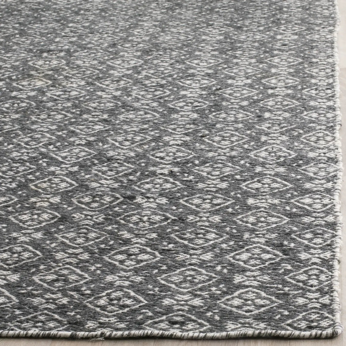 Safavieh Kilim 5'-0" x 8'-0" Rug in Ivory / Charcoal