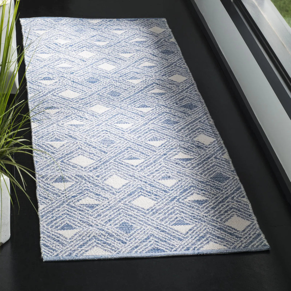 Safavieh Montauk 2'-3" x 7'-0" Rug in Blue / Ivory