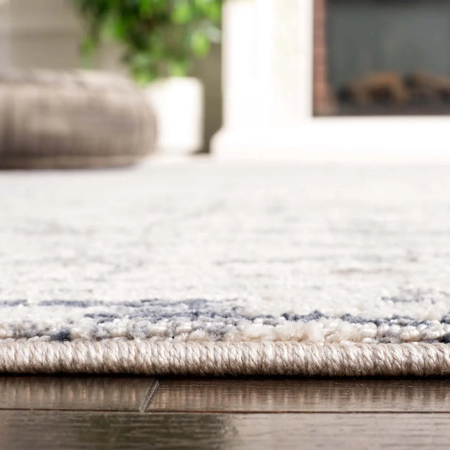 Safavieh Hunter 100 4'-0" x 6'-0" Rug in Ivory / Dark Grey