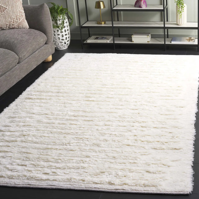 Safavieh Casablanca 4'-0" x 6'-0" Rug in Ivory