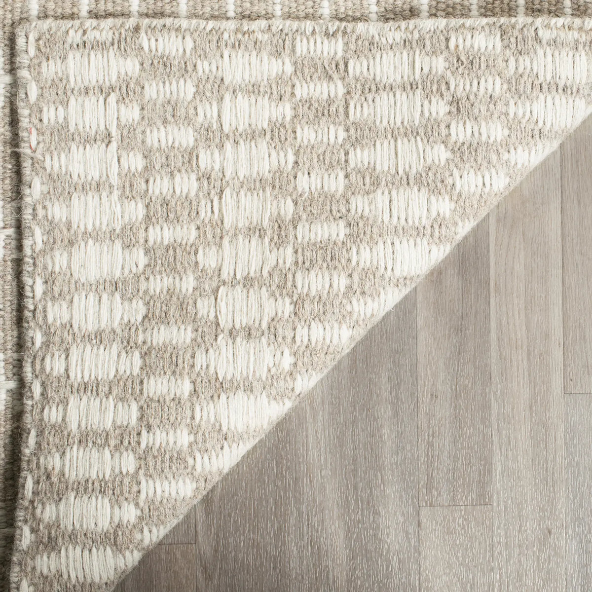 Safavieh Oasis 5'-0" x 8'-0" Rug in Beige / Ivory