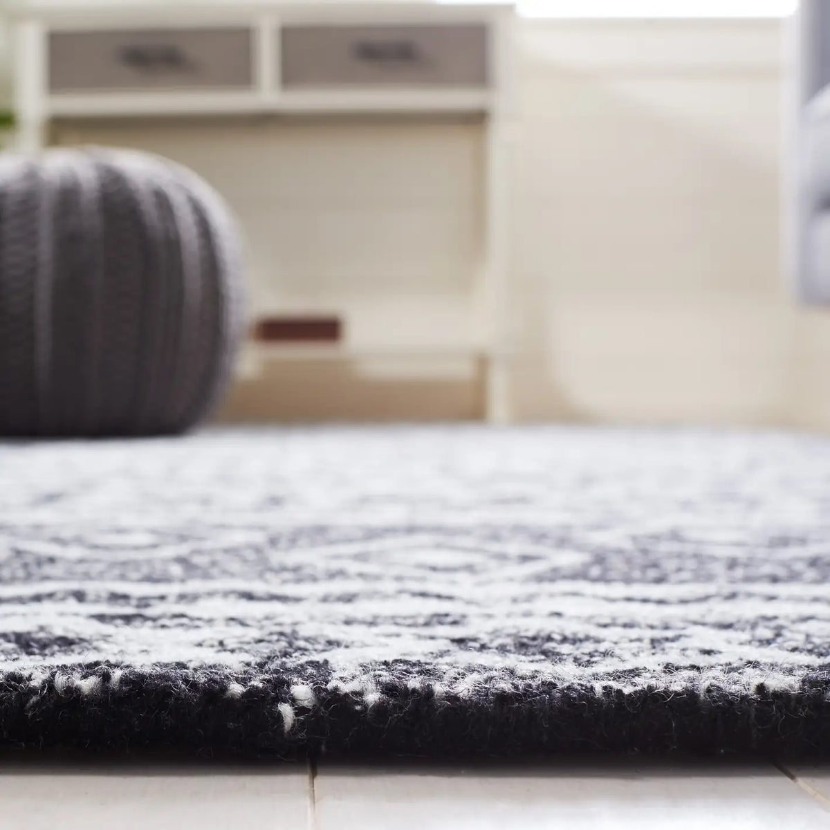 Safavieh Micro-Loop 4'-0" x 6'-0" Rug in Black / Ivory