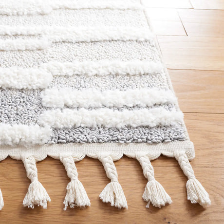 Safavieh Moroccan Tassel Shag 4'-0" x 6'-0" Rug in Beige / Ivory