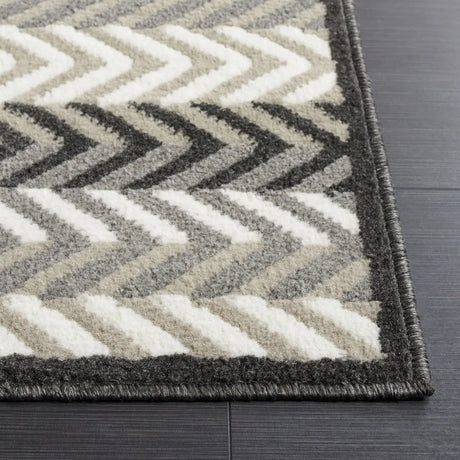 Safavieh Pyramid 4'-5" x 6'-5" Rug in Grey / Ivory Black