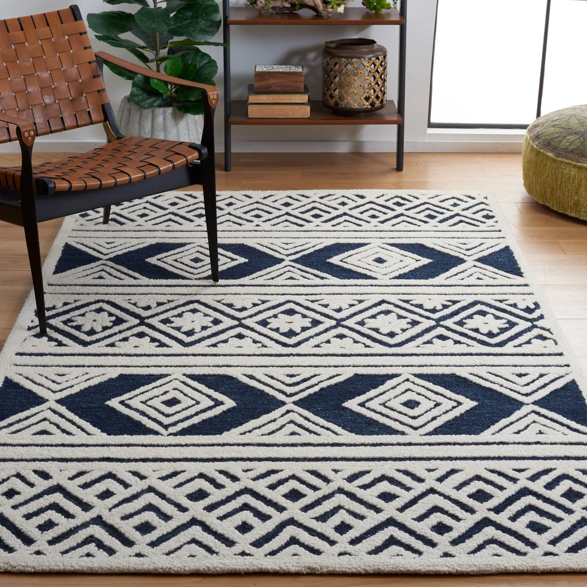 Safavieh Casablanca 4'-0" x 6'-0" Rug in Ivory / Navy