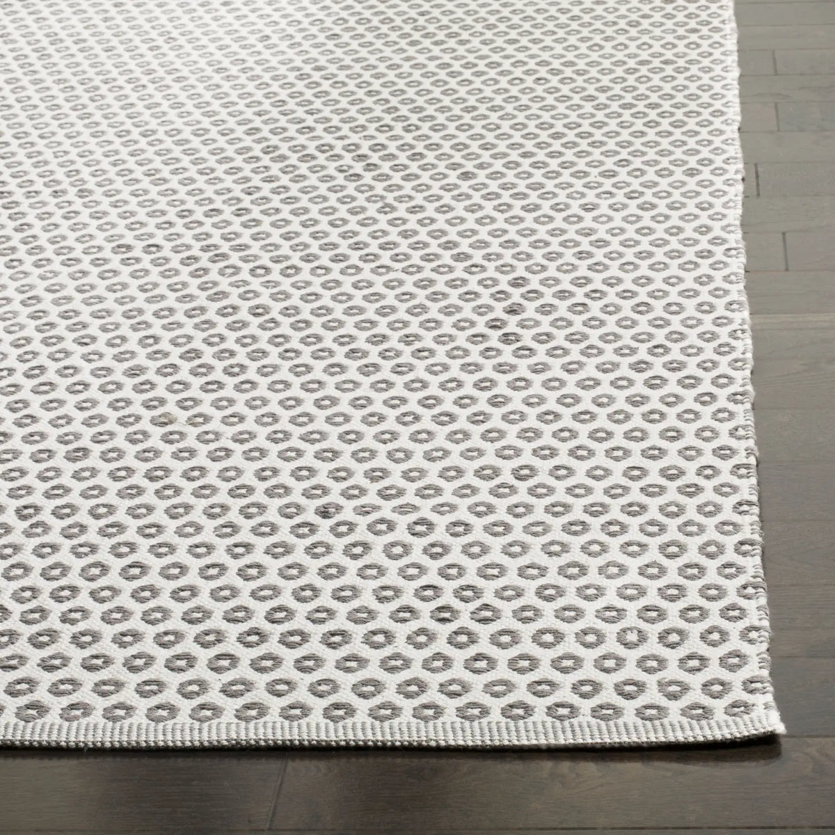 Safavieh Montauk 5'-0" x 8'-0" Rug in Grey / Ivory