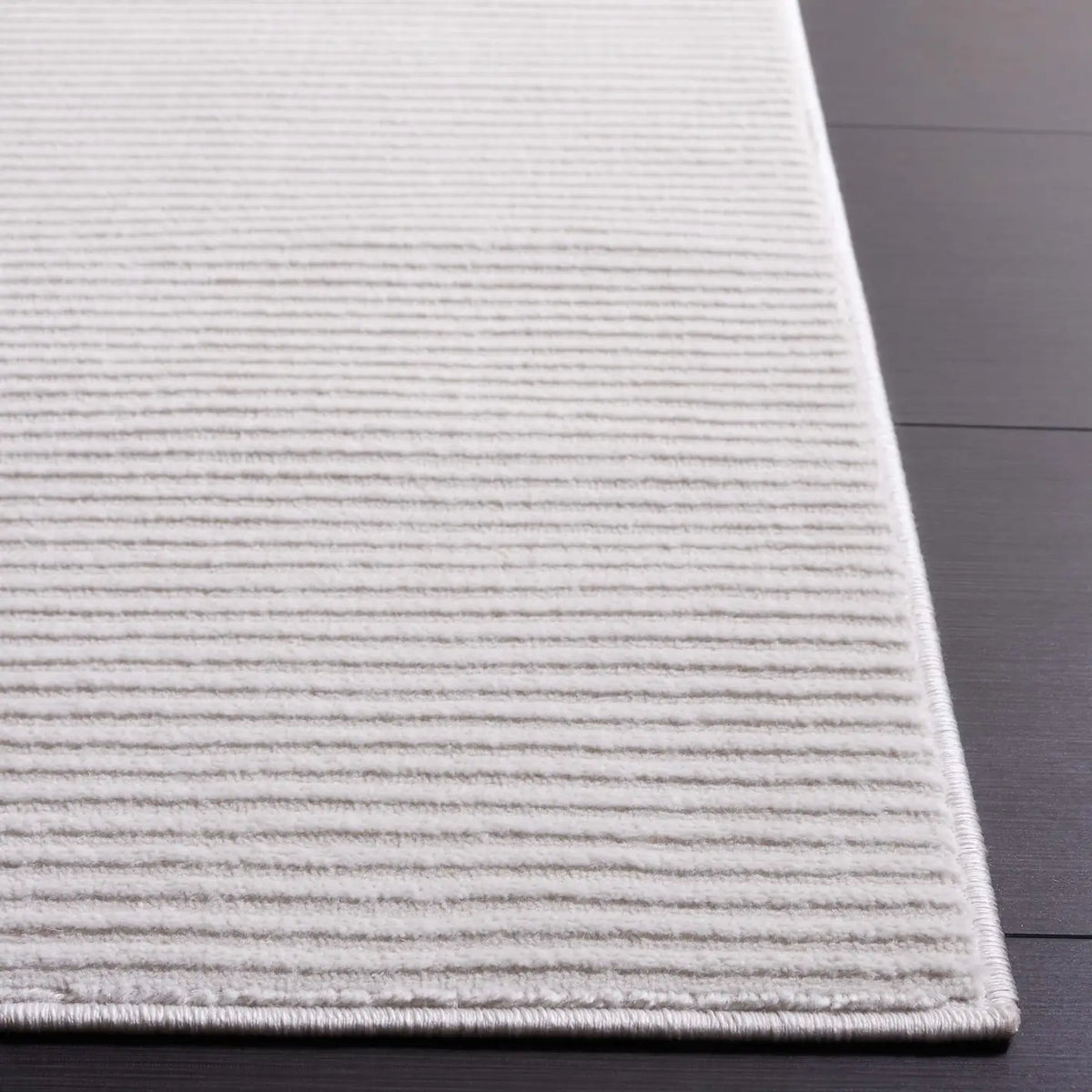 Safavieh Saylor 100 4'-0" x 6'-0" Rug in Ivory