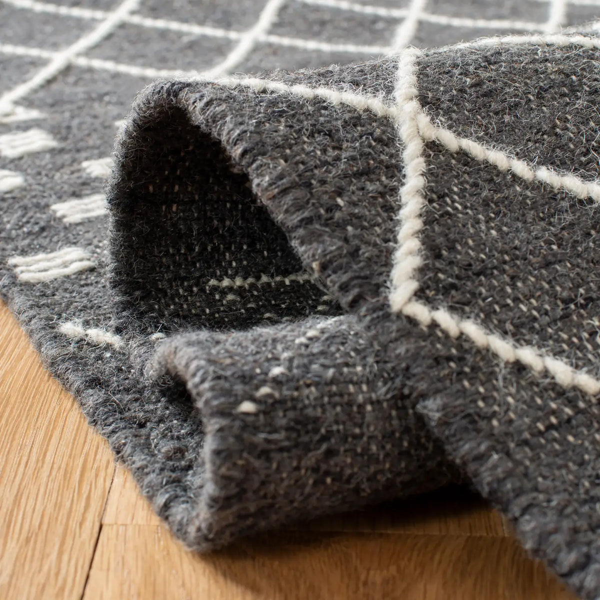 Safavieh Kilim 4'-0" x 6'-0" Rug in Charcoal / Ivory