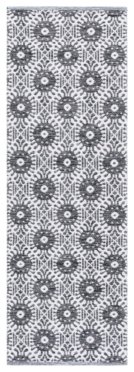 Safavieh Montauk 2'-3" x 7'-0" Rug in Black / Ivory