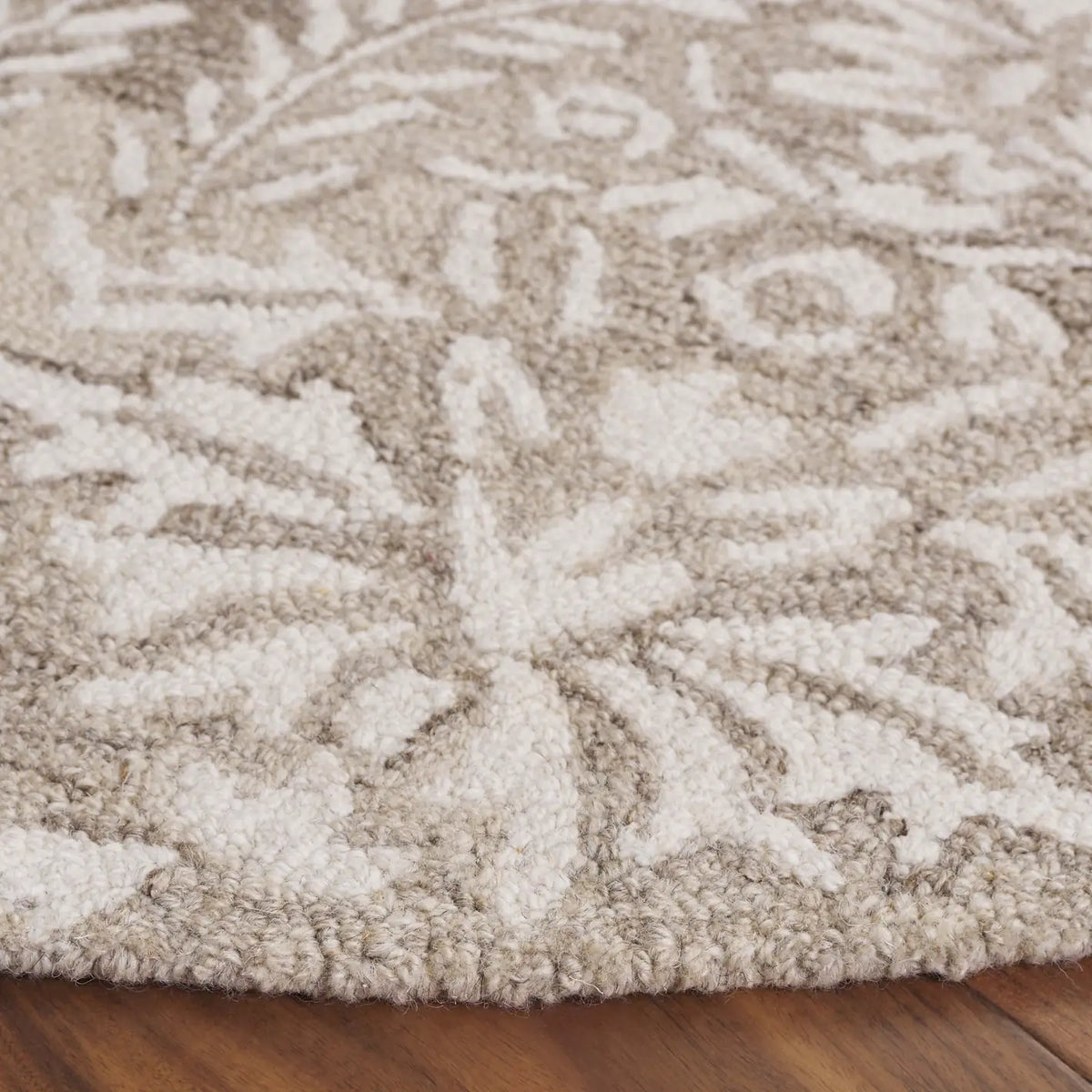 Safavieh Ebony 6'-0" x 6'-0" Rug in Beige / Ivory