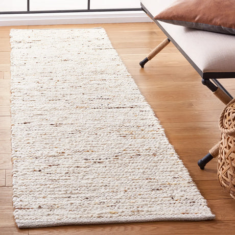Safavieh Natura 2'-3" x 8'-0" Rug in Ivory / Gold