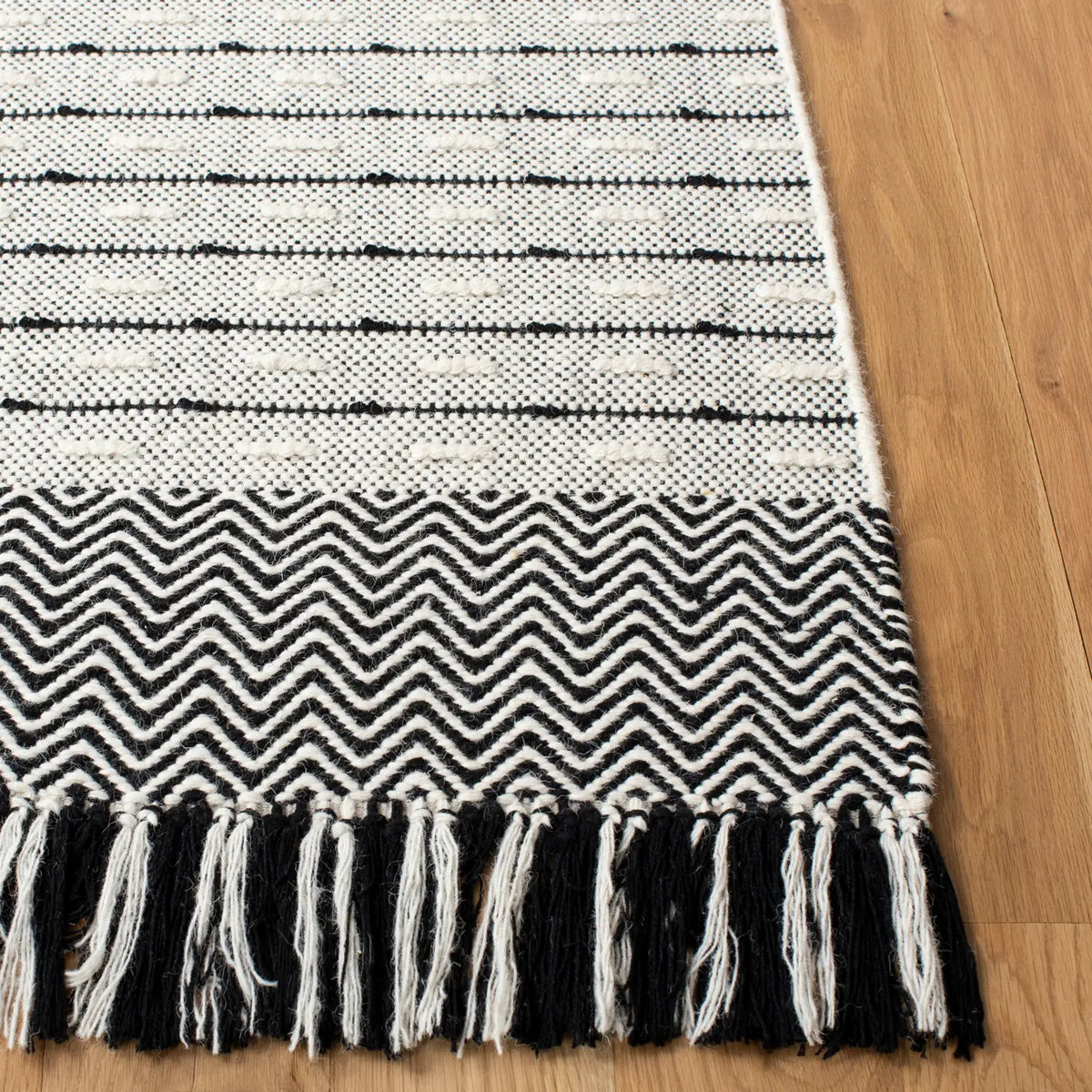 Safavieh Vermont 3'-0" x 5'-0" Rug in Ivory / Black