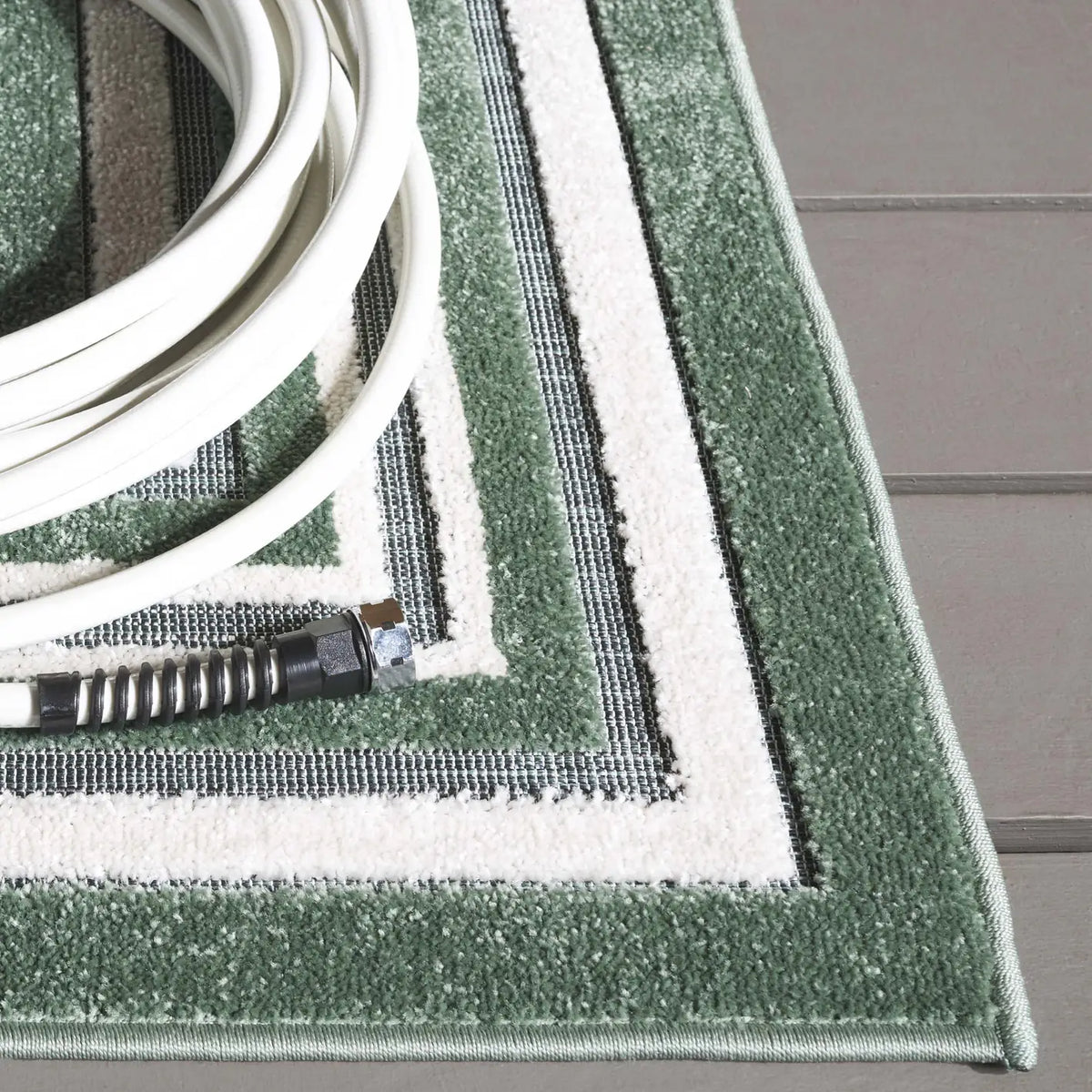 Safavieh Cabana 4'-0" x 6'-0" Rug in Green / Ivory