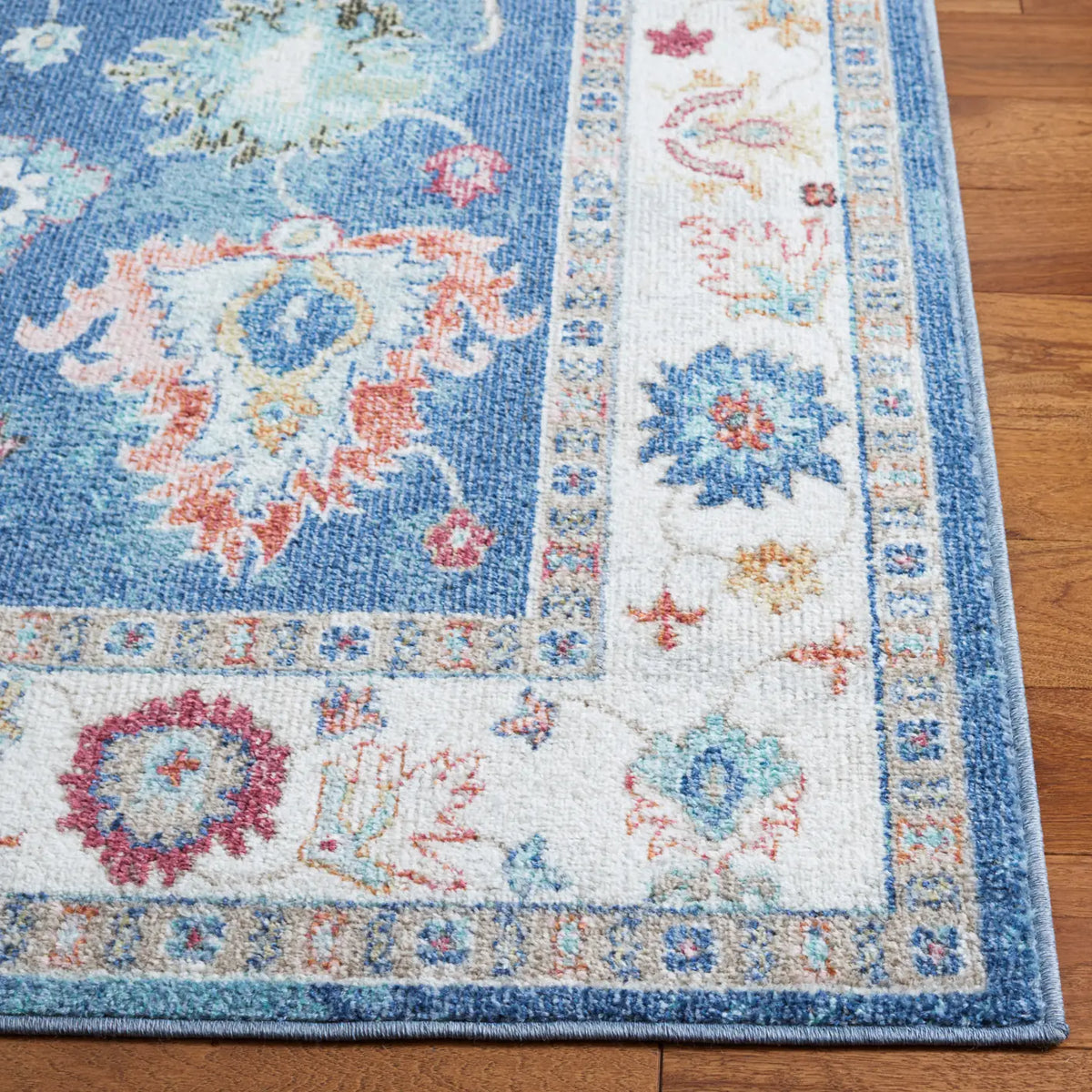 Safavieh Phoenix 500 4'-5" x 6'-5" Rug in Navy / Ivory